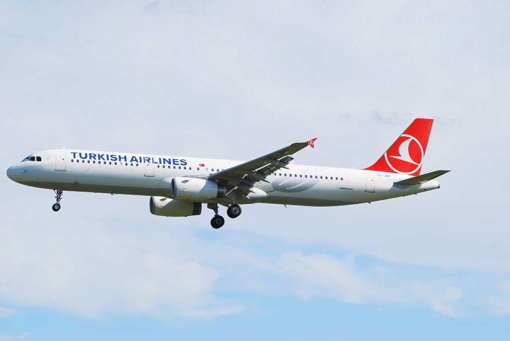 Turkish Airlines Airbus A321 TC-JRP im Anflug auf Hamburg Fuhlsbttel am 01.06.11