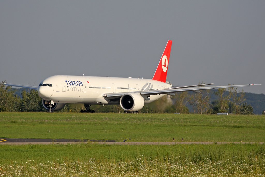 Turkish Airlines Boeing 777-35R(ER) TC-JJB in Dsseldorf am 19,08,09  mehr unter http://aviation.startbilder.de/

	