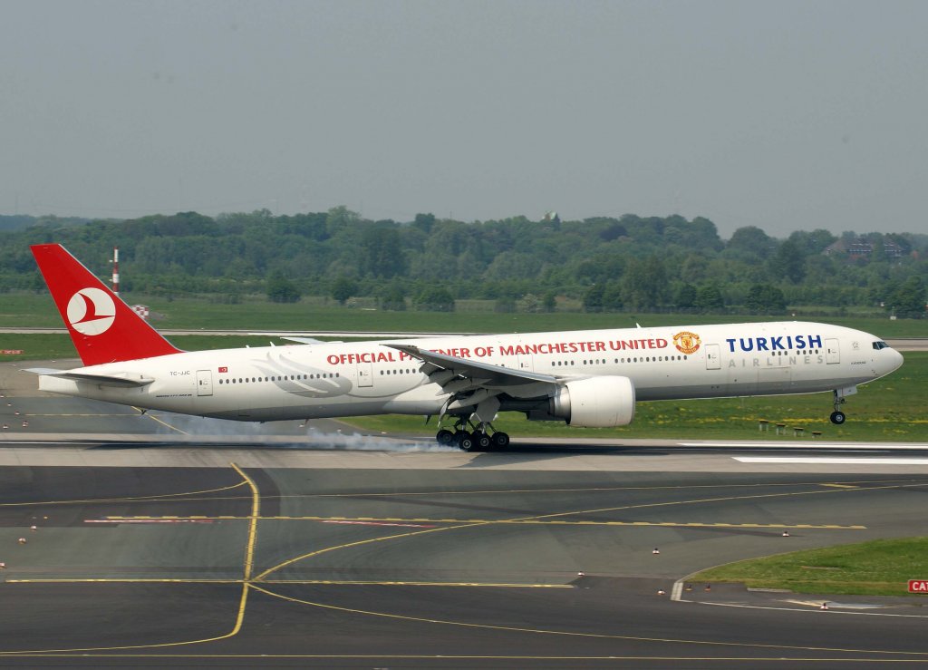 Turkish Airlines, TC-JJC, Boeing 777-300 ER  Karadeniz  (Manchester United-Sticker), 29.04.2011, DUS-EDDL, Dsseldorf, Germany 

