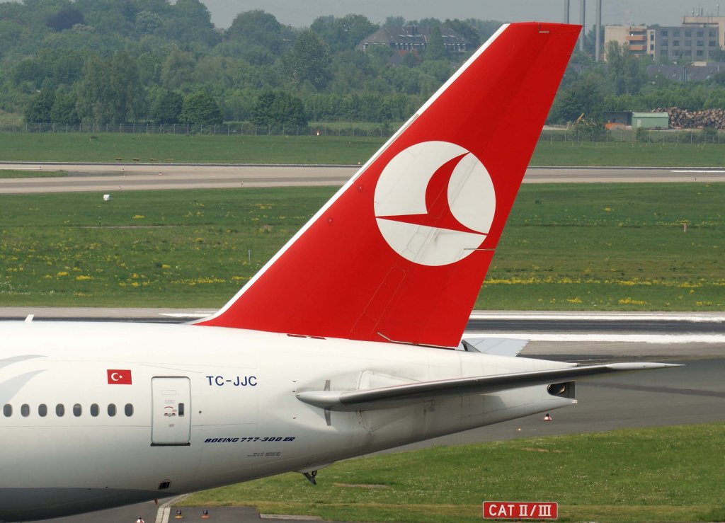 Turkish Airlines, TC-JJC, Boeing 777-300 ER  Karadeniz  (Manchester United-Sticker ~ Seitenleiwerk/Tail), 29.04.2011, DUS-EDDL, Dsseldorf, Germany 

