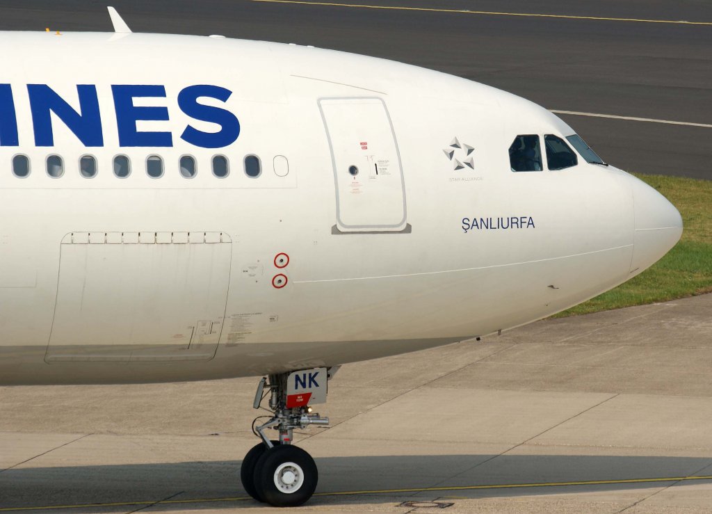 Turkish Airlines, TC-JNK, Airbus A 330-300  Sanliurfa  (Nase/Nose)(neue TA-Lackierung), 29.04.2011, DUS-EDDL, Dsseldorf, Germany