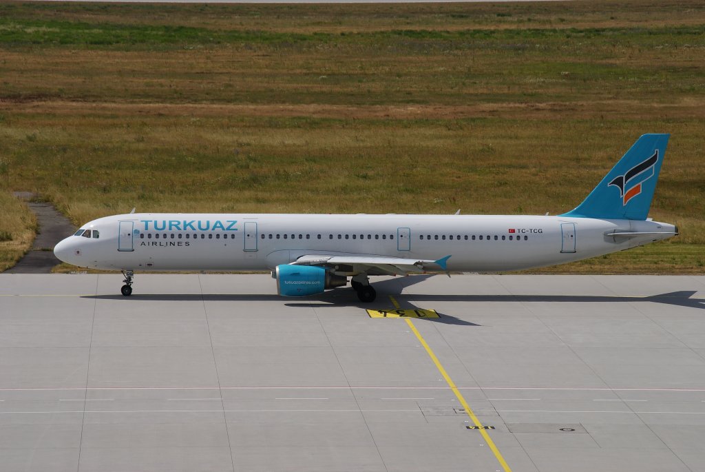 Turkuaz Airlines, Airbus A321-200, Kennung: TC-TCG steht bereit zum rollen zur Startbahn auf dem Flughafen Leipzig am 07.07.2010