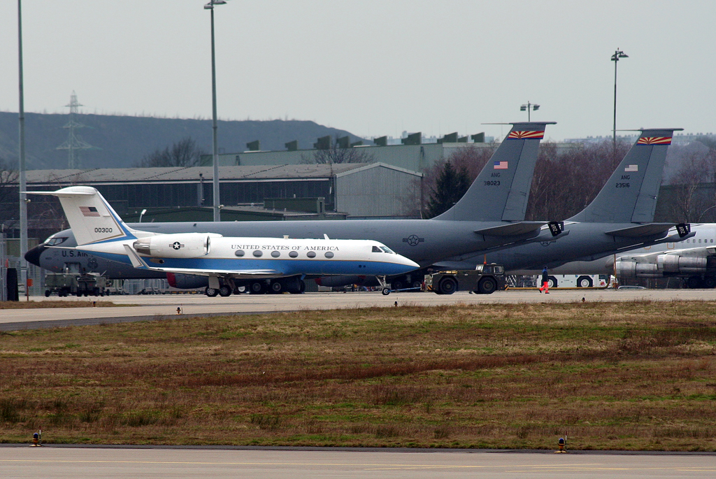 U. S. Air Force Gulfstream C-20H 00300 steht neben ANG 38023 und ANG 23516 in GKE / ETNG / Geilenkirchen am 31.01.2008