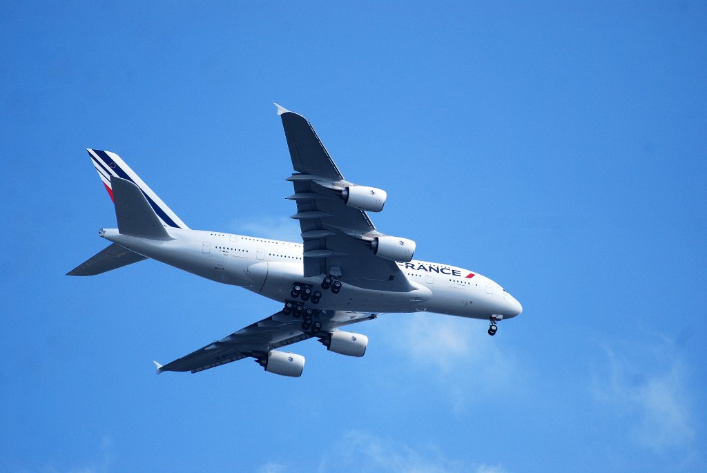 berflug ber den Flughafen Hamburg Fuhlsbttel ein Airbus A380 der Air France aufgenomen am 30.05.11