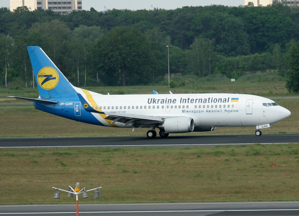 Ukraine International Airlines B 737-36N UR-GAN nach der Landung in Berlin-Tegel am 22.05.2012