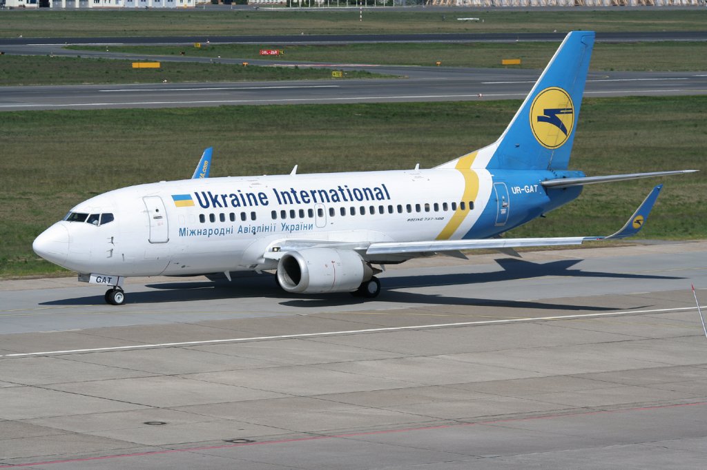 Ukraine International Airlines B 737-528 UR-GAT auf dem Weg zum Start in Berlin-Tegel am 30.04.2011