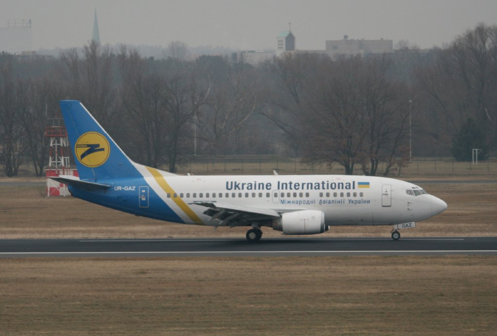 Ukraine International Airlines B 737-55D UR-GAZ nach der Landung in Berlin-Tegel am 27.01.2012