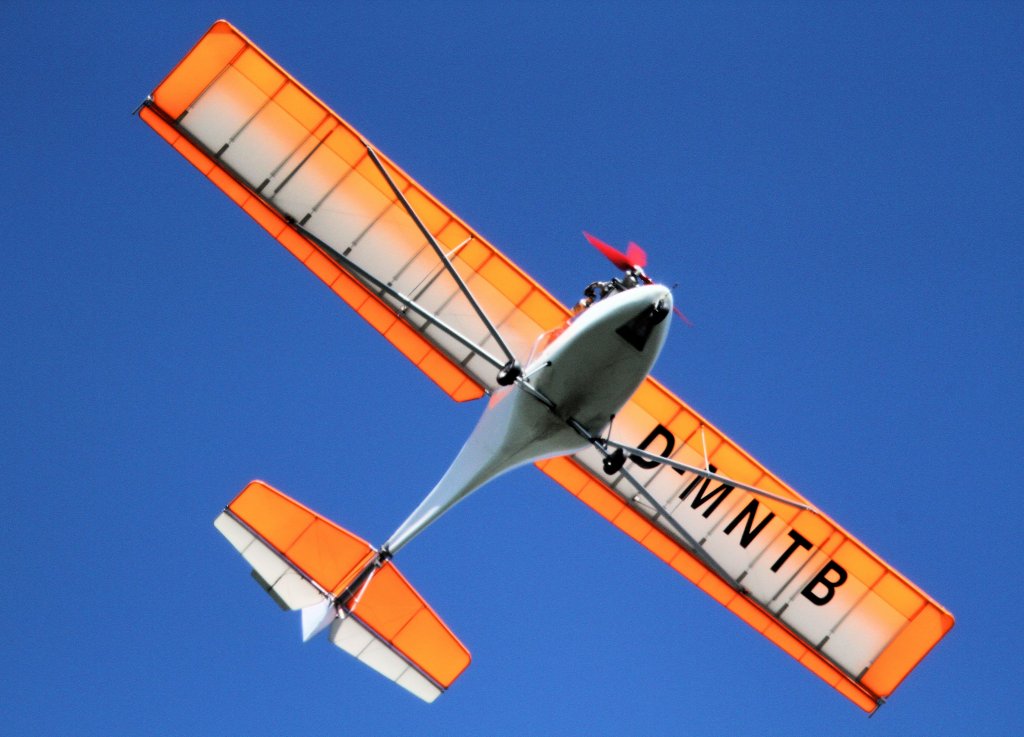 Ultraleichtflugzeug bei Murrhardt, 15.9.2011.  