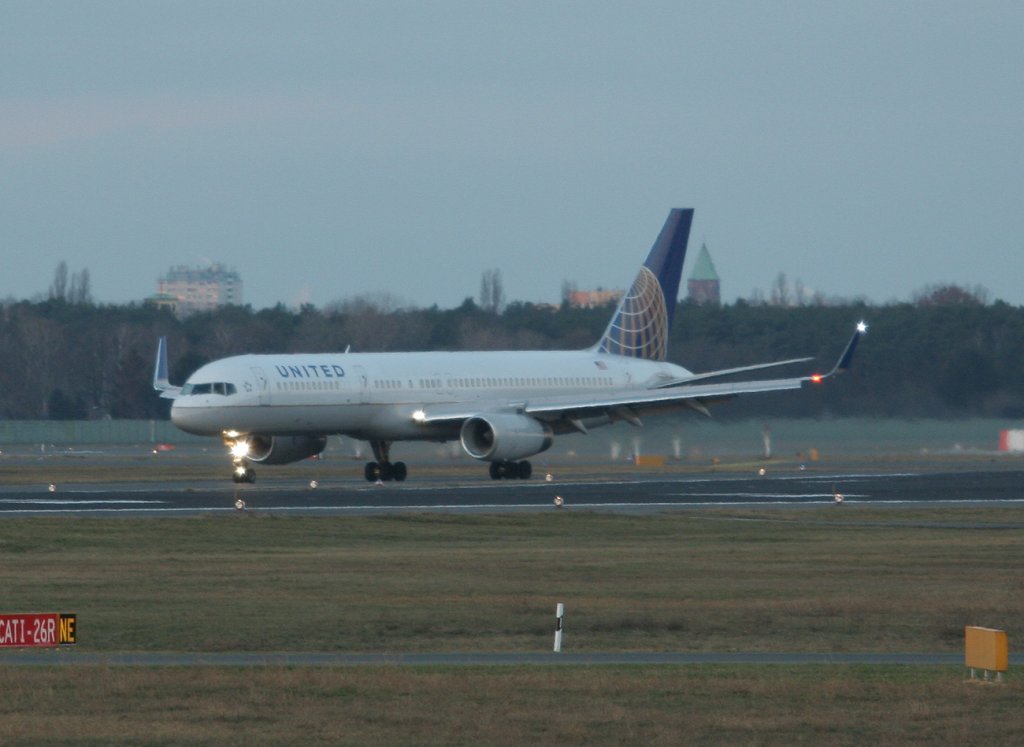 United Airlines B 757-224 N 19117 nach der Landung in Berlin-Tegel am frhen Morgen des 12.02.2011