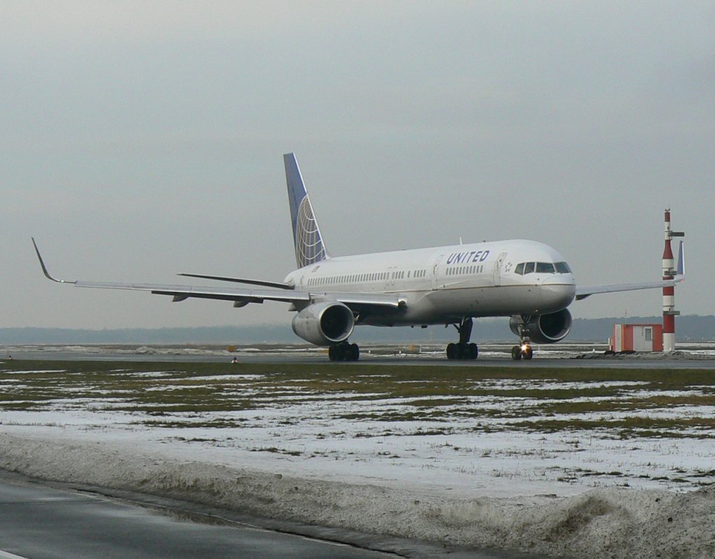 United Airlines B 757-224 N12109 am 08.01.2011 auf dem Flughafen Berlin-Tegel
