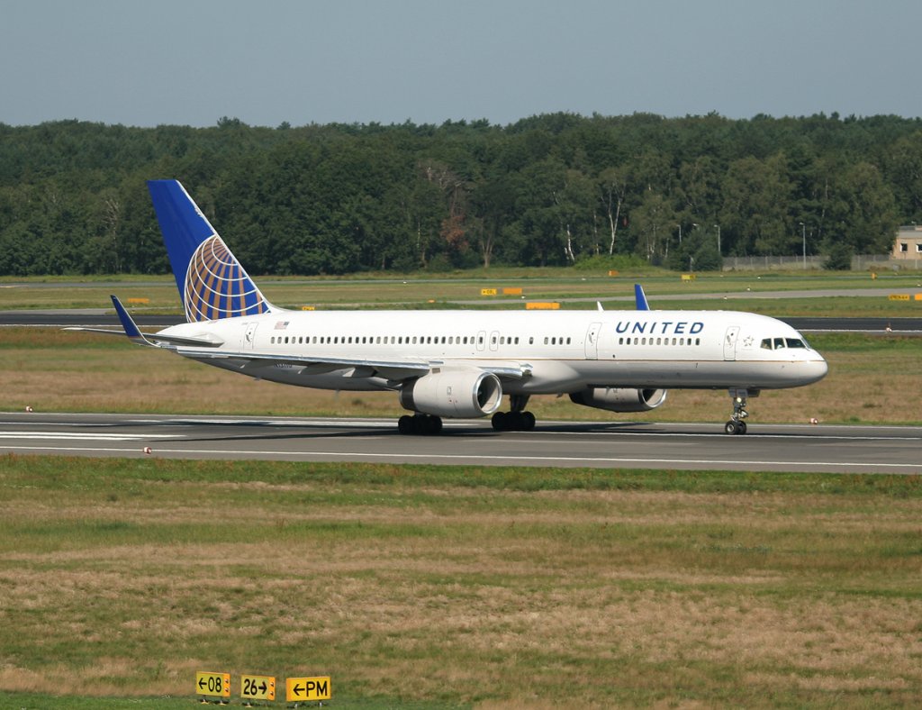 United Airlines B 757-224 N13110 beim Start in Berlin-Tegel am 02.08.2011