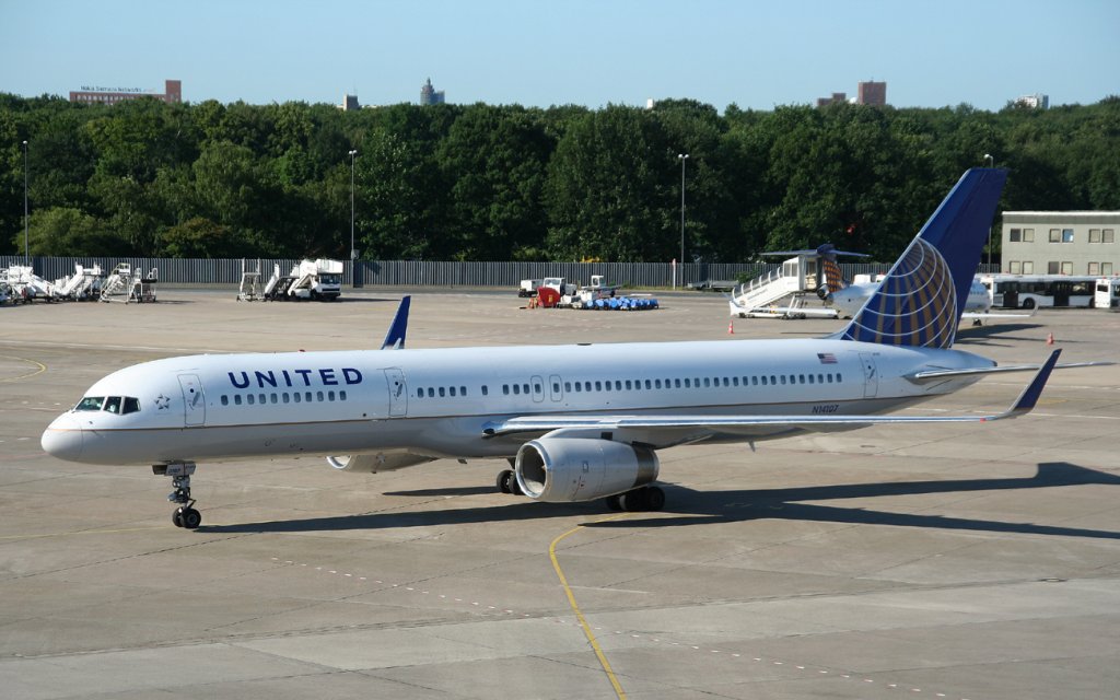 United Airlines B 757-224 N14107 bei der Ankunft in Berlin-Tegel am 02.06.2011