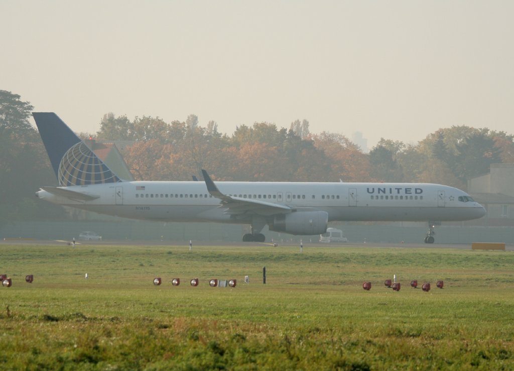 United Airlines B 757-224 N14115 kurz vor dem Start in Berlin-Tegel am 29.10.2011