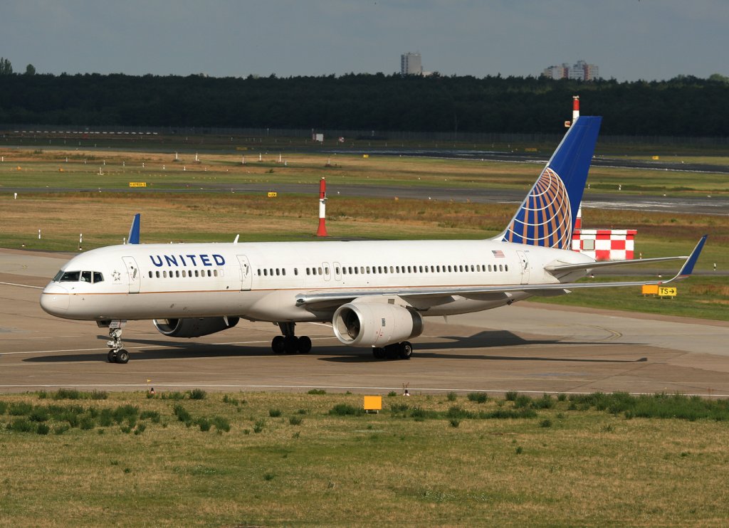 United Airlines B 757-224 N21108 bei der Ankunft in Berlin-Tegel am 25.06.2011