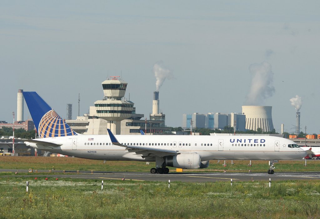 United Airlines B 757-224 N21108 kurz vor dem Start in Berlin-Tegel am 16.07.2011