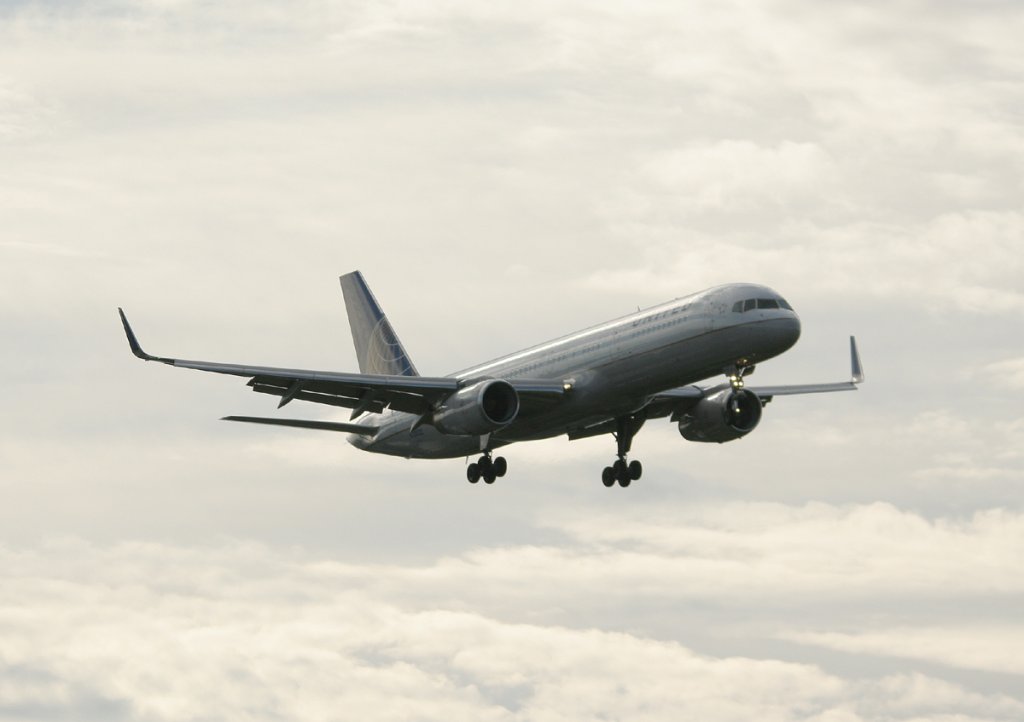 United Airlines B 757-224 N33132 kurz vor der Landung in Berlin-Tegel am 09.06.2012