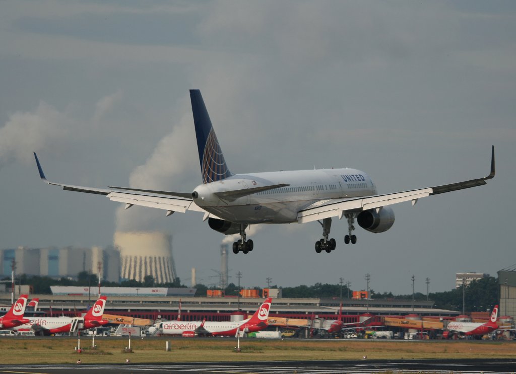 United Airlines B 757-224 N34137 kurz vor der Landung in Berlin-Tegel am 18.06.2011