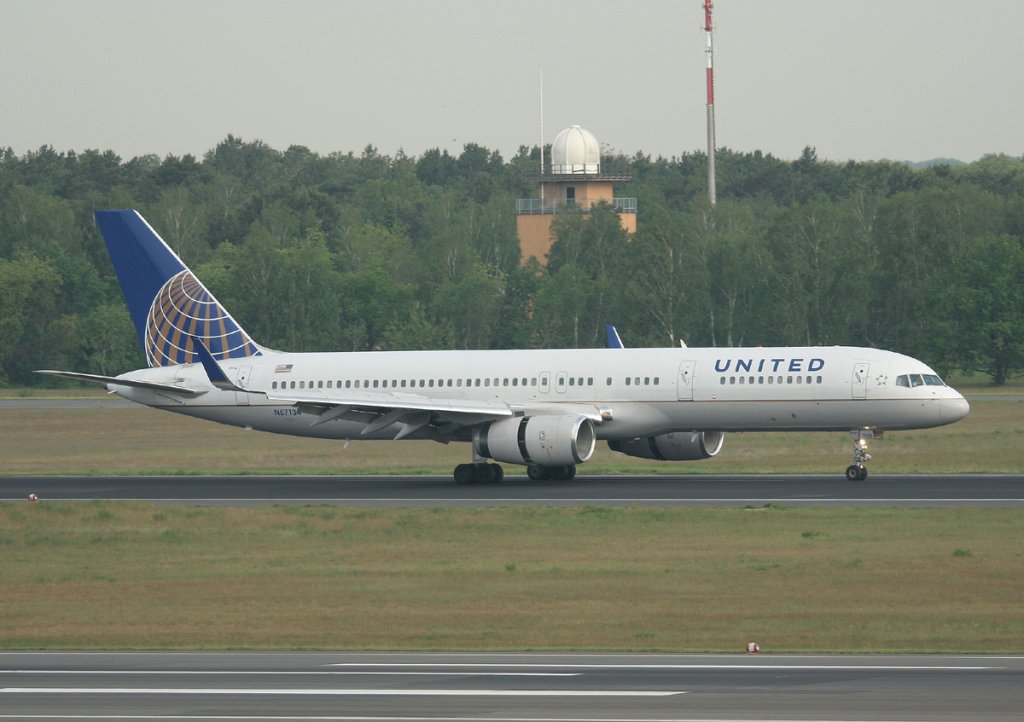 United Airlines B 757-224 N67134 nach der Landung in Berlin-Tegel am 22.05.2012