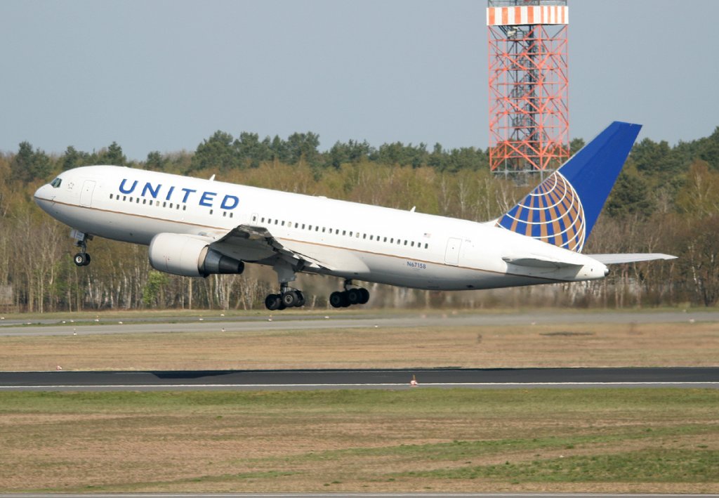 United Airlines B 767-224(ER) N67158 beim Start in Berlin-Tegel am 21.04.2012