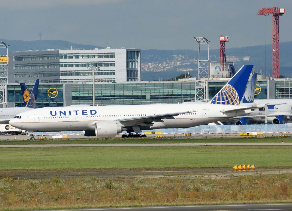 united-airlines-ex-continental-n69020-37745.jpg