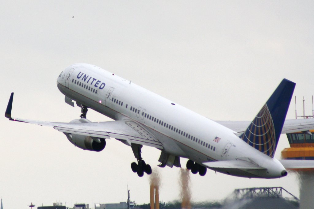 United Airlines, N41135, Boeing 757-224(WL), 19.06.2011, HAM-EDDH, Hamburg, Germany