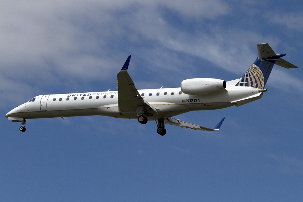 United Express, N13124, Embraer, EMB-145XR, 24.08.2011, YUL, Montreal, Canada
