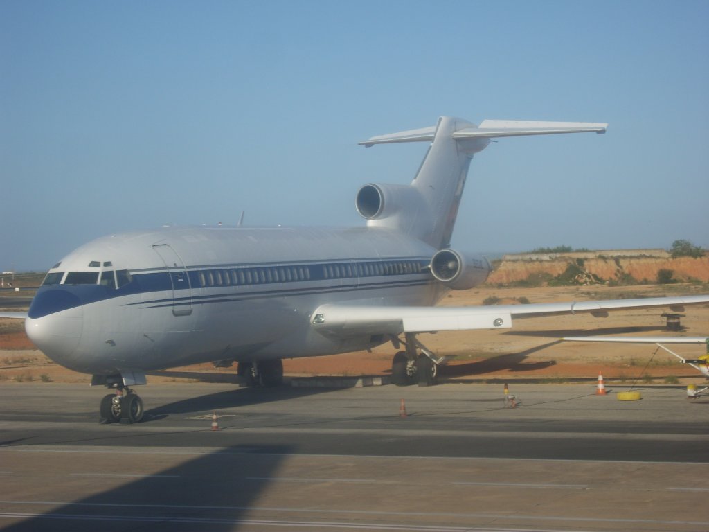 Untitelt, B 727-30, 9Q-CMC abgestellt auf dem Flughafen von Faro.