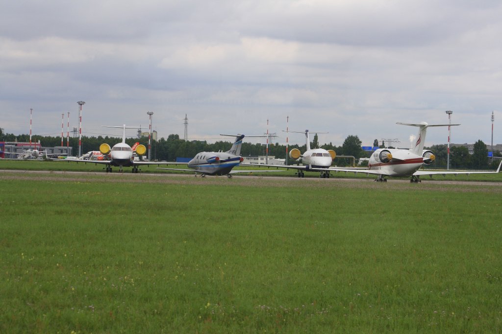 Vier verschiedene Business-Jets von verschiedenen Betreibern auf einem Abstellfeld nahe der Runway in Berlin-Schnefeld (17.08.10)