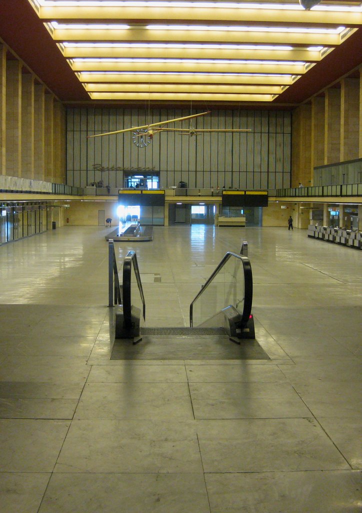 Vor rund 15 Jahren war in dieser Halle roch reges Treiben: Die  tote  Abflughalle des ehemaligen Berlin-Tempelhof-Airport. Das Foto stammt vom 18. August 2010, ca. zwei Jahre nach der traurigen Schlieung 