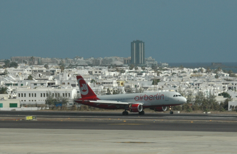 Vor der Skyline von Arrecife mit dem einzigen Hochhaus auf der Insel Lanzarote ein D-ABFC A 320 von Air Berlin bei der Landung. Das Bugrad schwebt noch. Gesehen am 21.12.2010.



 
