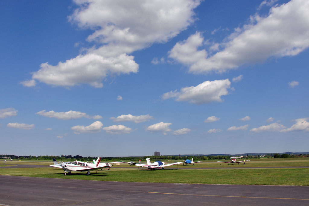 Vorfeld am Flugplatz Bonn-Hangelar mit Schnwetter-Wolken und verschiedenen 1-mot`s wie PA-28, Morane, Cessna usw.- 02.05.2011