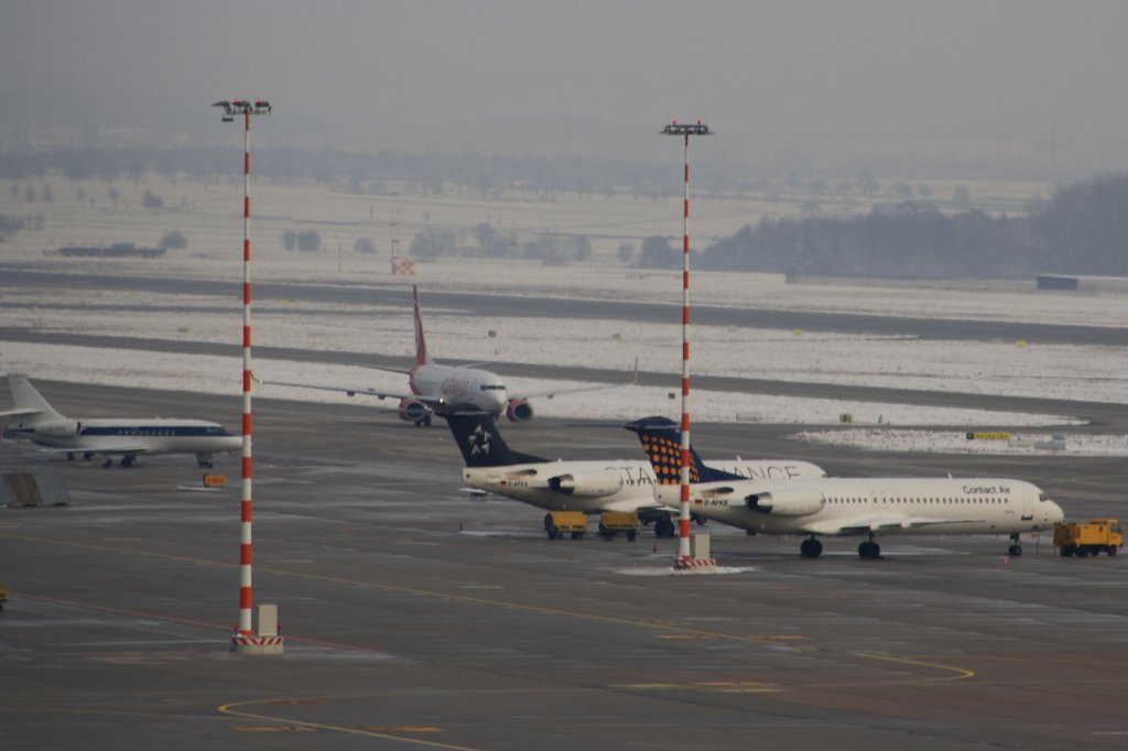 Vorfeld des Stuttgarter Flughafens am 28. November 2010. Eine Boeing 737-800 der Air Berlin kommt gerade von der Landebahn. 