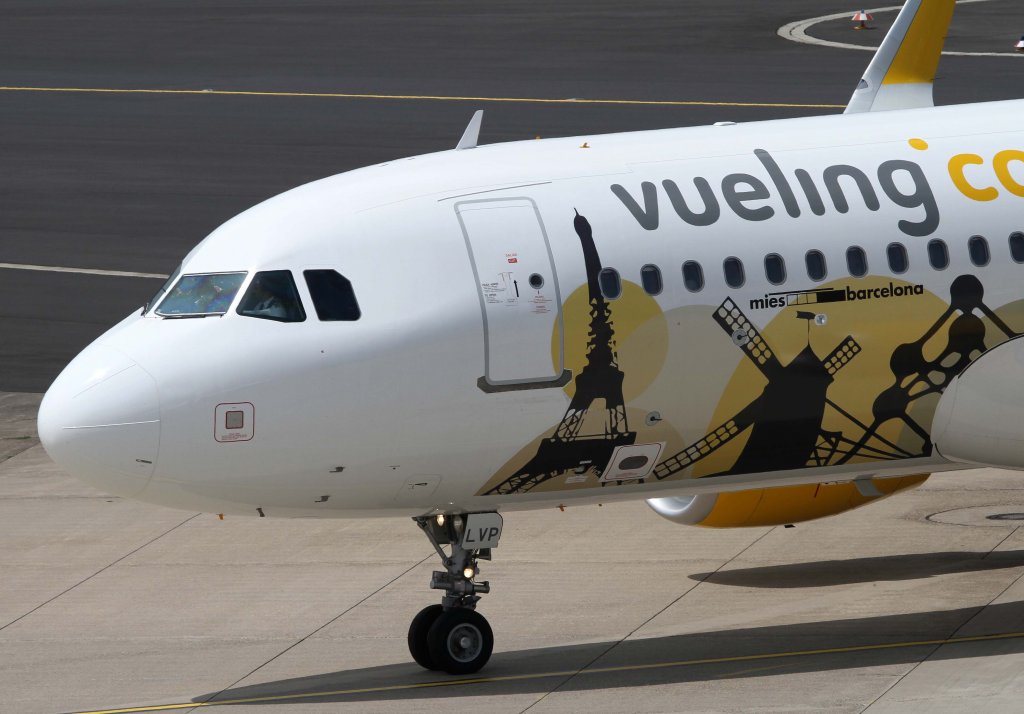 Vueling Airlines, EC-LVP  Linking Europe , Airbus, A 320-200 sl (sharklets ~ Bug/Nose), 01.07.2013, DUS-EDDL, Dsseldorf, Germany