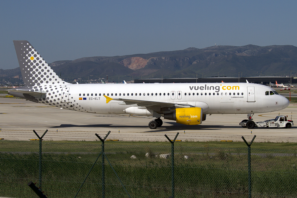 Vueling, EC-KLT, Airbus, A320-216, 19.09.2010, BCN, Barcelona, Spain 

