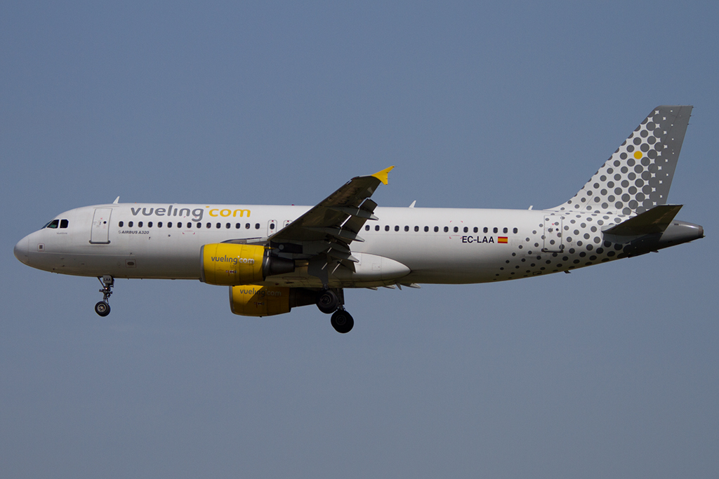Vueling, EC-LAA, Airbus, A320-214, 12.05.2012, BCN, Barcelona, Spain
