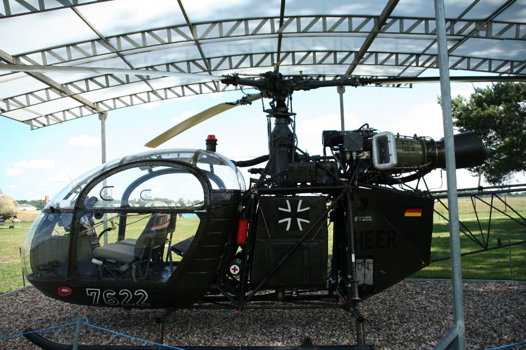 Weitere Ansicht des Bundeswehr SE-3130 Alouette II 7622 im Flugplatzmuseum Cottbus am 24.07.2011