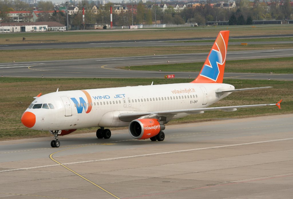 Windjet A 320-212 EI-DNP bei der Ankunft in Berlin-Tegel am 15.04.2012