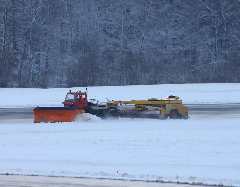 Winterdienst in Friedrichshafen, ein Rumfahrzeuge ist damit beschftig den runway am Flughafen Friedrichshafen von Schnee und Eis zu befreien, ... aufgenommen am 1 Dezember 2012