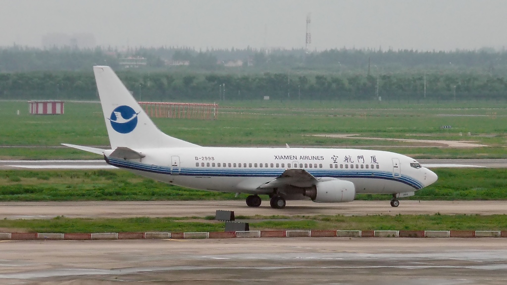 Xiamen Airlines Boeing 737-75C Next Gen. B-2998 in Pudong (15.7.10)