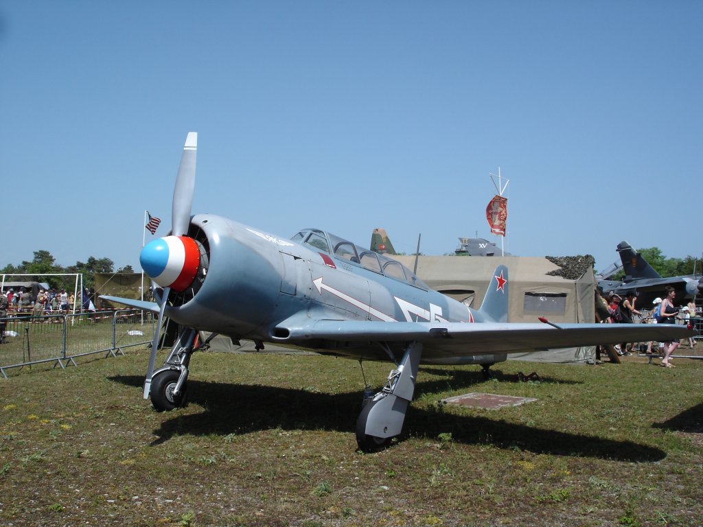 Yak 11, 2-sitziger russischer Militrtrainer,7-Zyl.Sternmotor mit
700PS, 475 Km/h,von 1946 bis 1956 wurden ber 4000 Stck gebaut,
Flugschau Clomar-Meyenheim 2006,