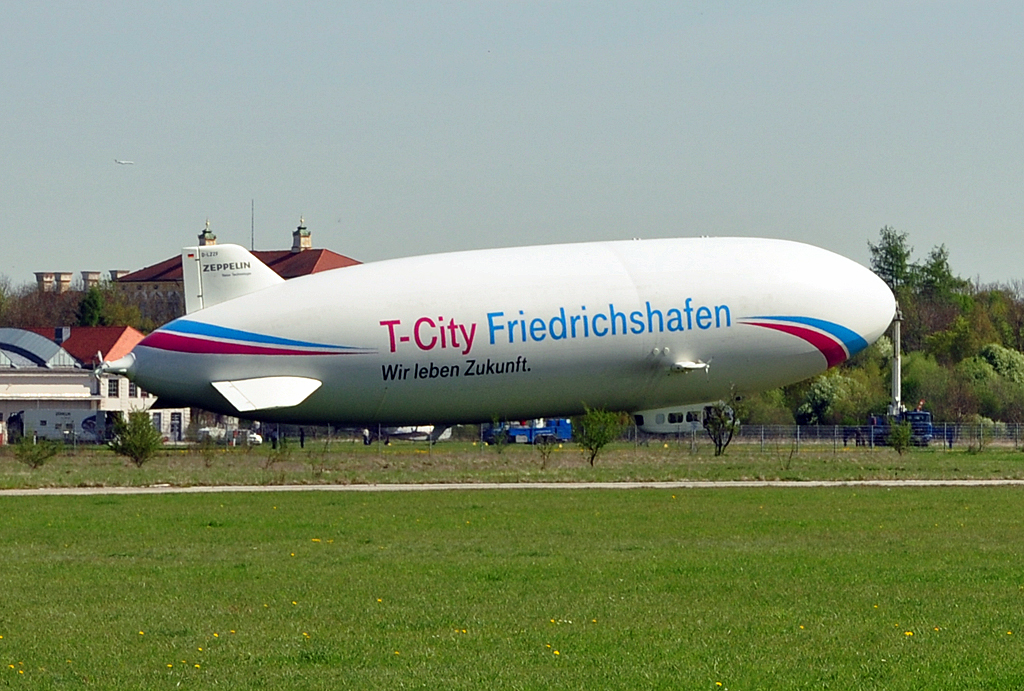 Zeppelin LZ N07 100 D-LZZF der  DZR  am Haltemast auf dem Flugplatz Oberschleiheim - 28.04.2012