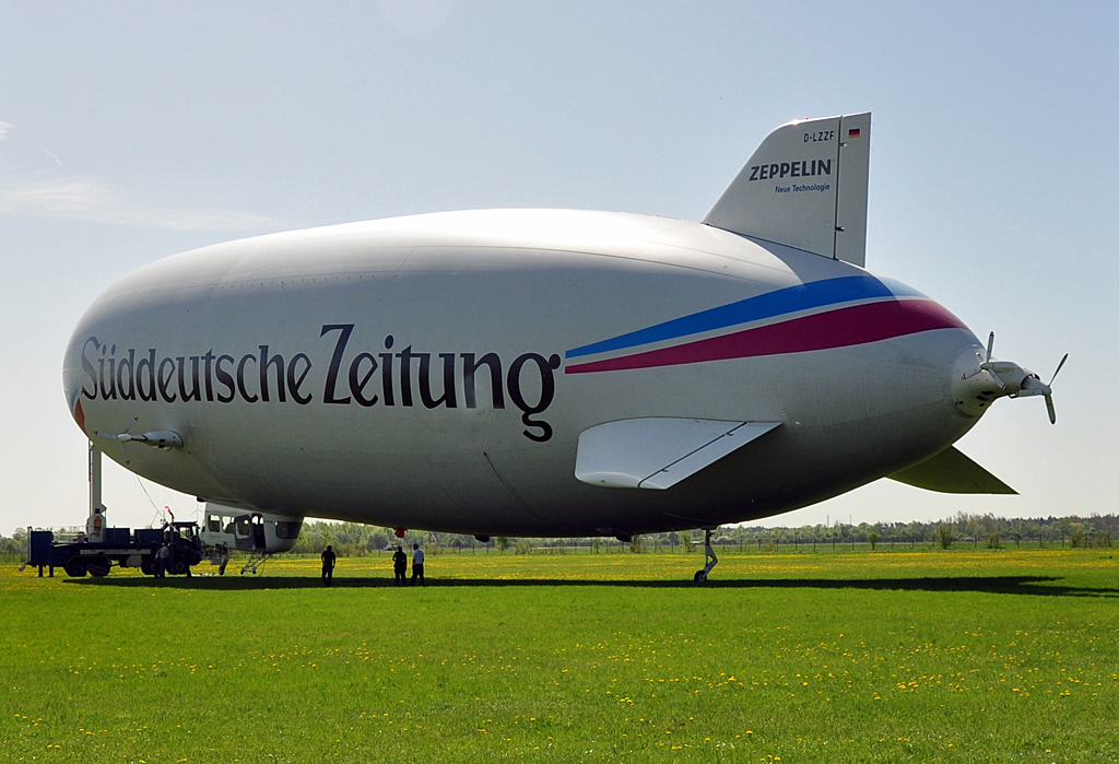 Zeppelin LZ N07-100 - D-LZZF - am Haltemast in Oberschleiheim - 28.04.2012