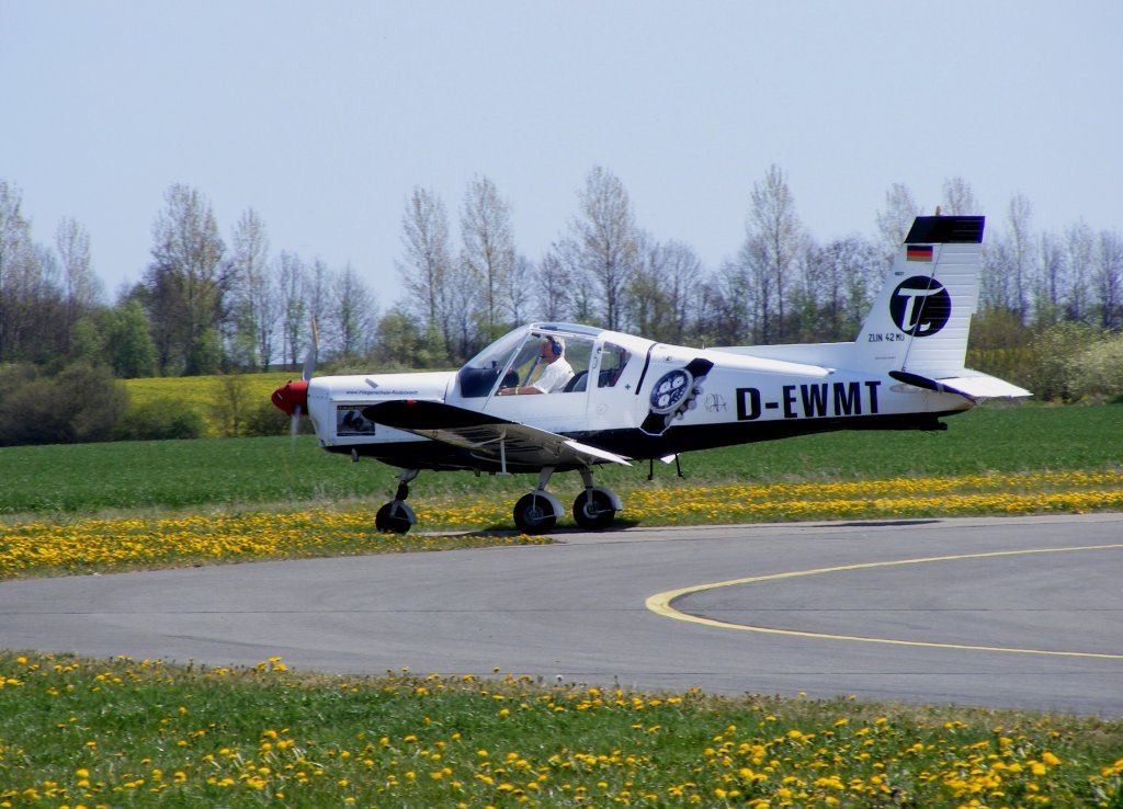Zlin 42 D-EWMT (ex.DDR-WMT) rollt zu Parkposition auf dem Flugplatz Alkersleben (EDBA) am 28.4.2012