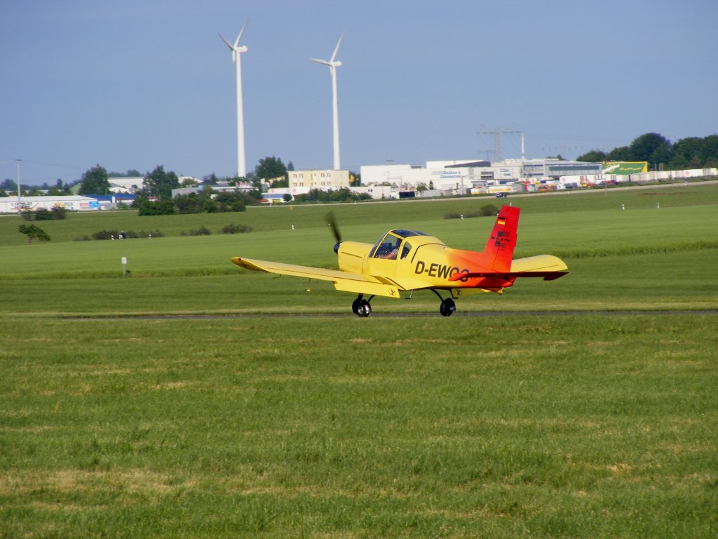 Zlin 42 D-EWOG beim Start Richtung 06 auf dem Flugplatz Gera (EDAJ)am 2.6.2011
