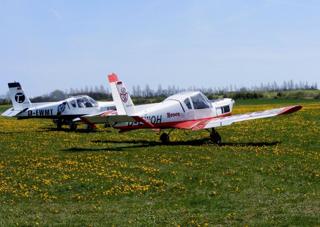 Zlin 42 D-EWOH und D-EWMT auf dem Flugplatz Alkersleben (EDBA) am 28.4.2012