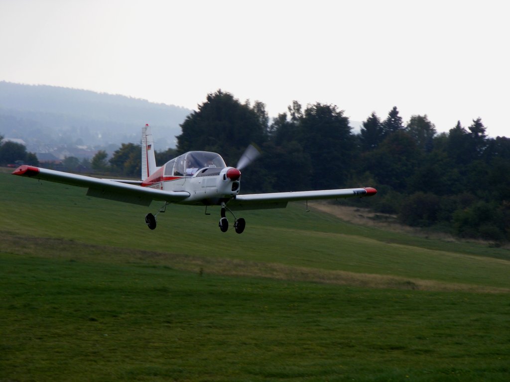 Zlin 43 D-EKGN im Anflug zur Ziellandung auf dem Flugplatz Auerbach/Vogtland EDOA 27.9.2008
