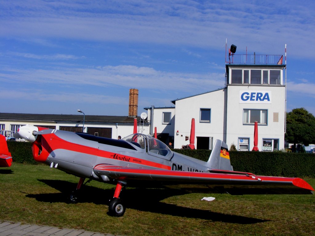 Zlin 526 AFS D-EWQH vor dem alten Tower auf dem Flugplatz Gera (EDAJ) am 28.9.2008