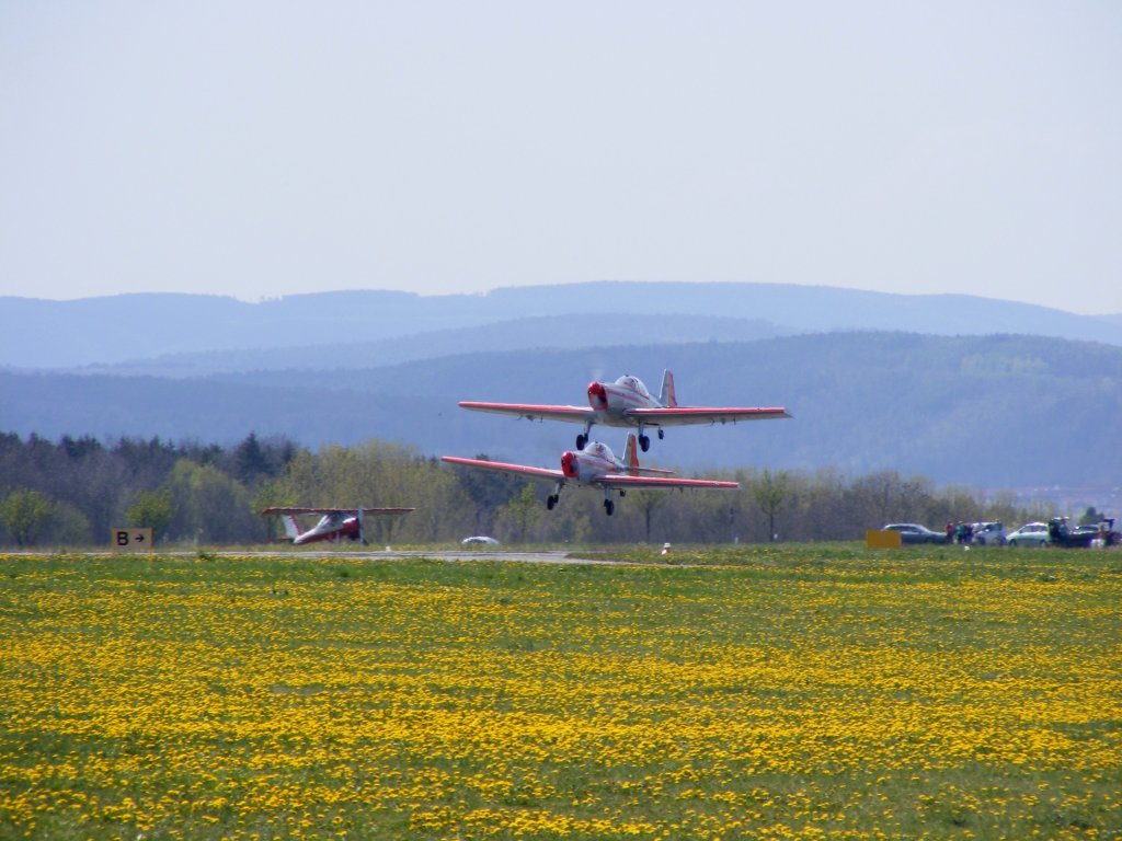 Zlin 526 AFS D-EWQL und D-EWQC sind zum Formationskunstflug in Alkersleben (EDBA) gestartet.28.4.2012
