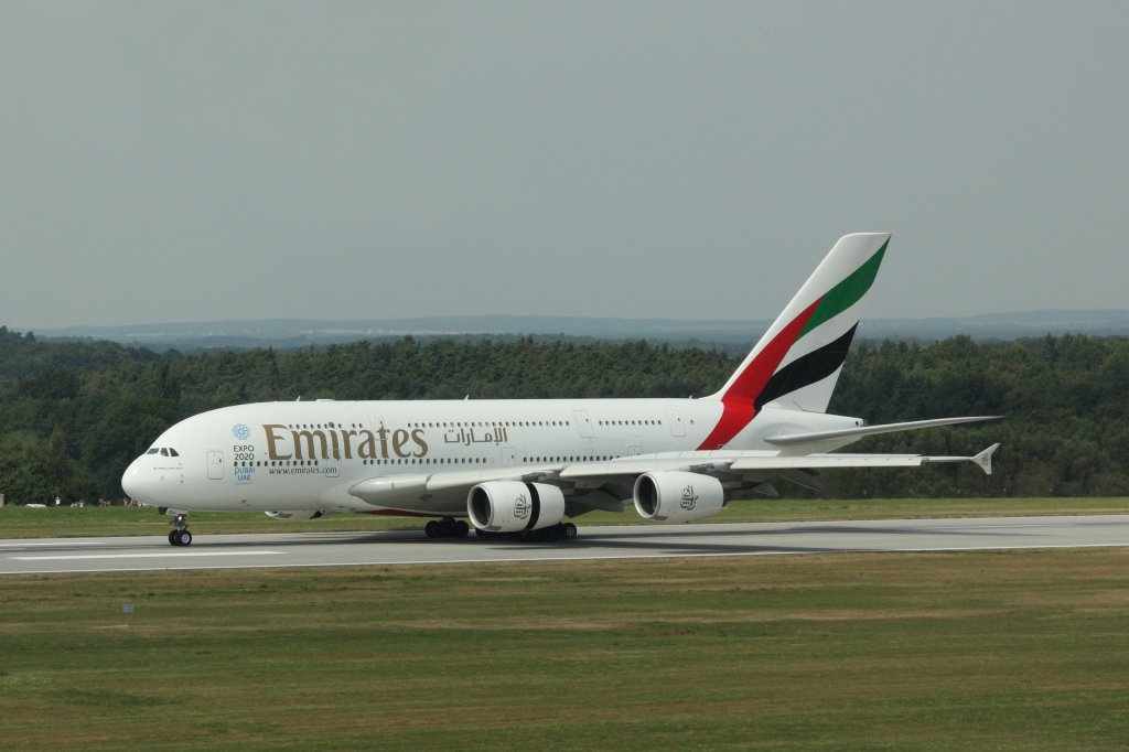 Zur Reparatur bei den Elbe Flugzeugwerken in Dresden ist mittlerweile der zweite Airbus A380 von Emirates (A6-EDU) gelandet. Fotografiert am 04.08.2013.  