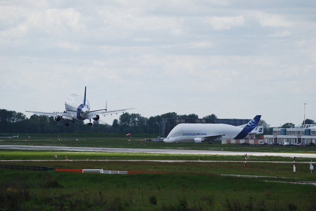 Zwei Airbus A300-600ST Beluga in Hamburg Finkenwerder aufgenommen am 25.05.10